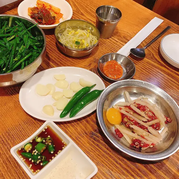 Kore yemeği, sebzeli pirinç eriştesi.