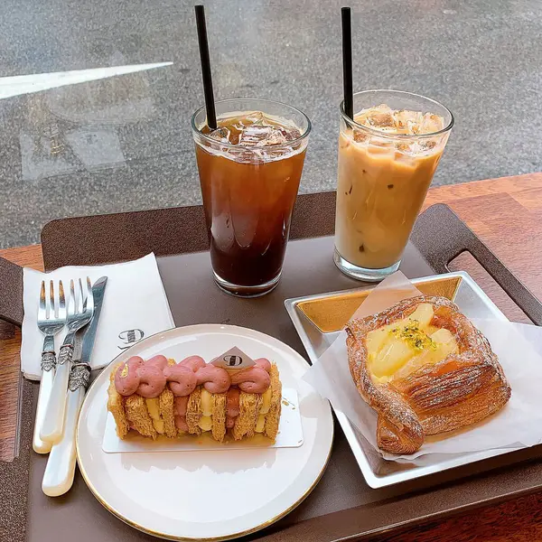 Lezzetli hamur işleri ve çay.