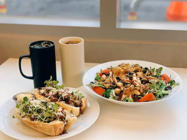 Restoranda taze salata var.