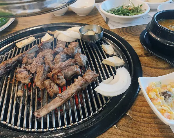 Soslu ızgara domuz eti ve sebze.