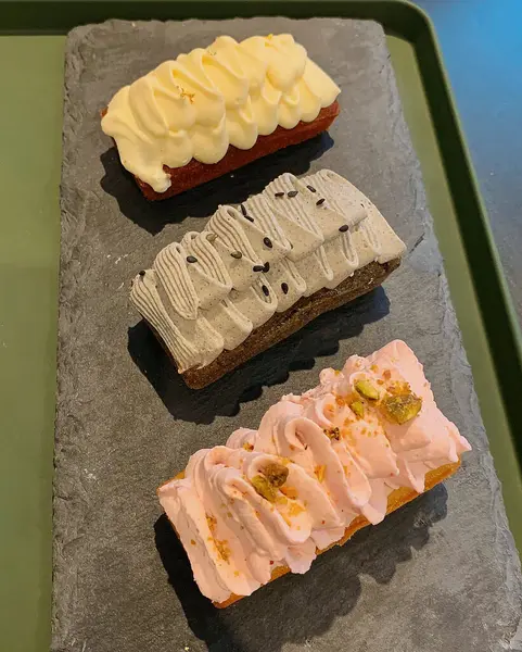 Masanın üzerine lezzetli taze kek