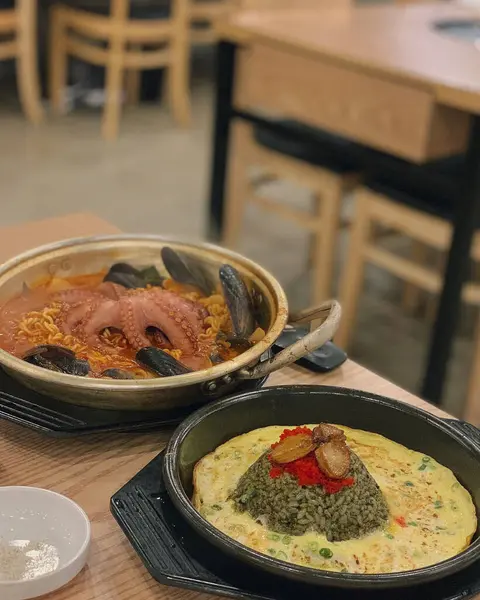 Lezzetli Asya yemeklerinin yakın görüntüsü