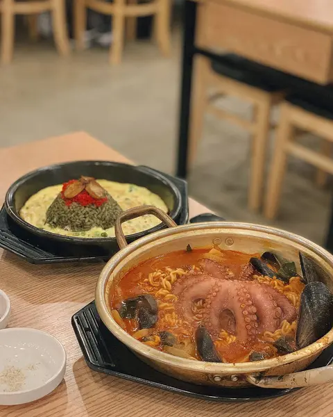 Lezzetli Asya yemeklerinin yakın görüntüsü