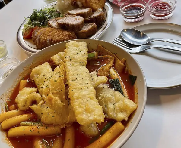 Patates ve sebzeli kızarmış tavuk.