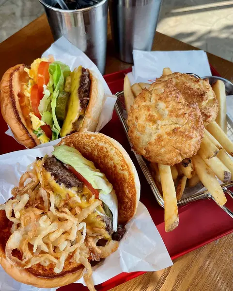 Patates kızartması tablo ile lezzetli burger