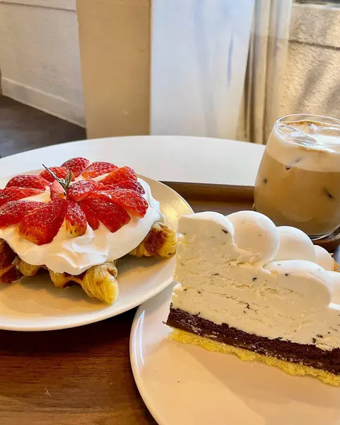 Krem şantili ve kahveli çikolatalı kek.