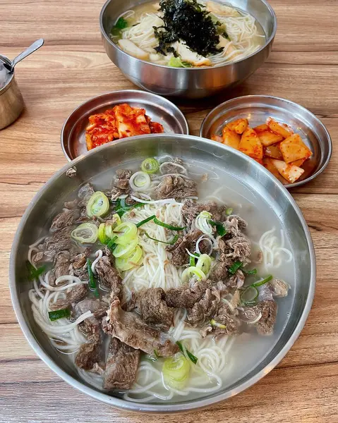 Kore geleneksel erişte çorbası sığır eti, sebze ve Kore eriştesi.