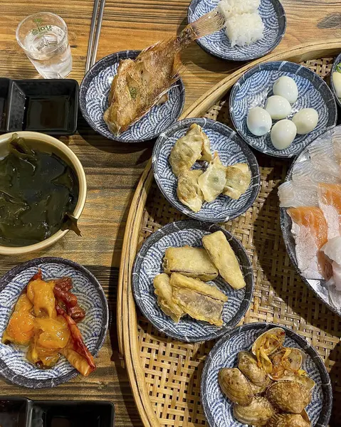 Lezzetli Asya yemeklerinin yakın görüntüsü