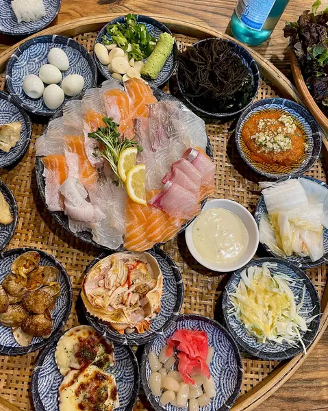 Japon mutfağı. Arka planda suşi var.