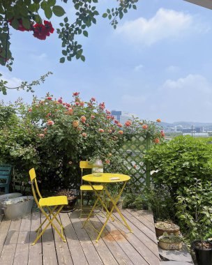 Modern apartmanda balkon ve balkon.