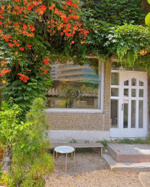 Kırmızı ve beyaz çiçekli eski ahşap ev