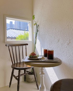 Odada kahve olan bir masa.