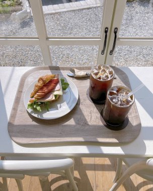 Masada kahve ve kruvasanla kahvaltı.