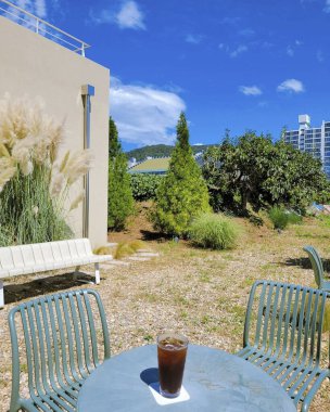 Masa ve sandalyeler bahçede.