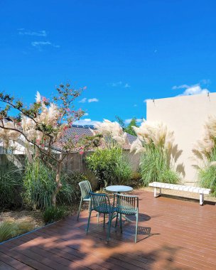 Modern bir evin güzel bahçesi.