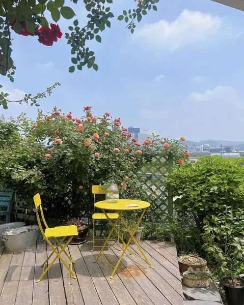 Modern apartmanda balkon ve balkon.