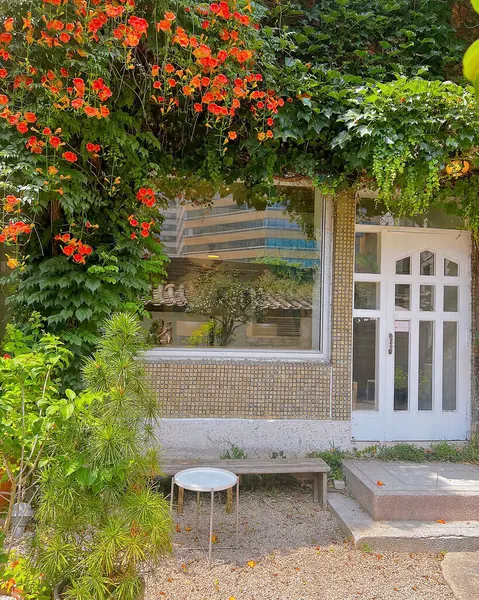 Kırmızı ve beyaz çiçekli eski ahşap ev