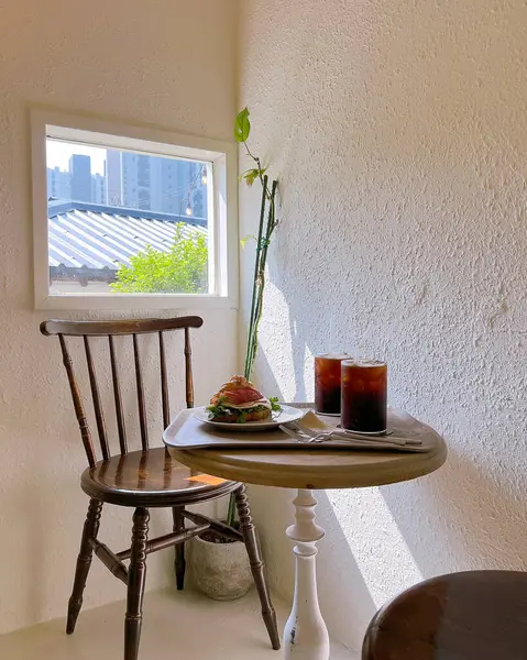 Odada kahve olan bir masa.