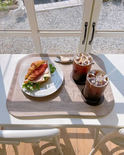 Masada kahve ve kruvasanla kahvaltı.