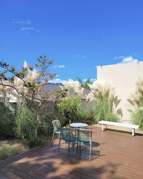 Modern bir evin güzel bahçesi.