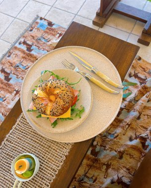 Kahvaltı kahve ve peynir ile