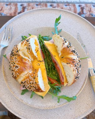 Somon ve peynirli sandviç.