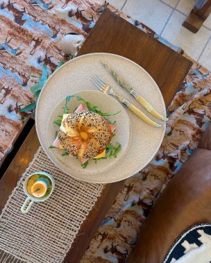 Masada kahve, peynir ve kruvasanla kahvaltı.