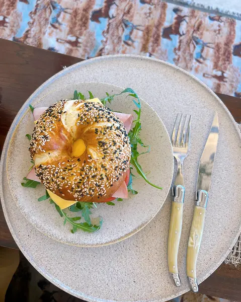 Tabaktaki lezzetli ve sağlıklı yiyeceklerin yüksek açılı görüntüsü.
