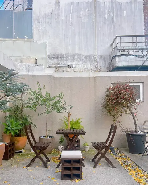 Modern bir binanın içinde.