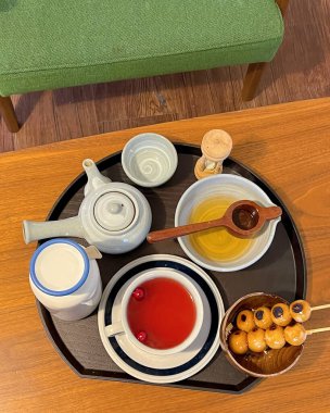 Çay, kahve ve çay fincanları.