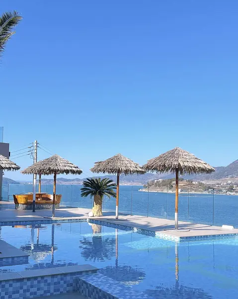 Lüks otel havuzu, deniz manzarası