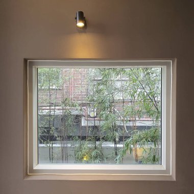 Evin duvarında bir bardak su olan pencere.