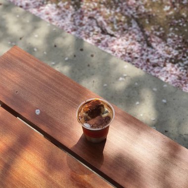 Masanın üzerinde kaşıkla bir fincan çay.