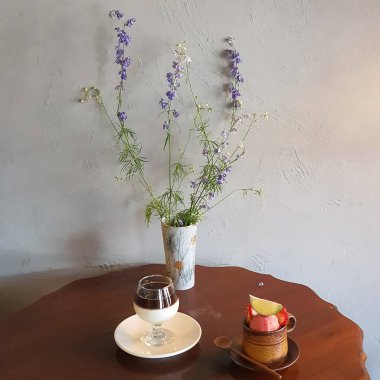 Masasında çiçekler olan lezzetli çikolatalı pasta.