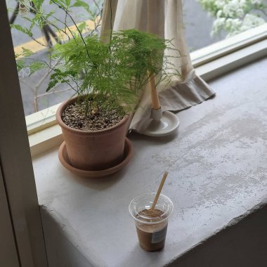 Tahta bir masada bir fincan kahve ve bir fincan çay.