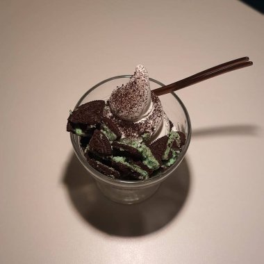 Çikolatalı cam kasede dondurma.