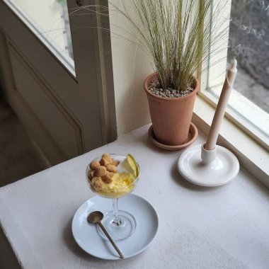 Kahvaltı, yulaf ezmesi ve kahve.