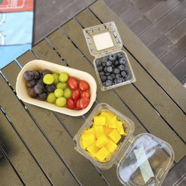 Masada taze meyve ve sebze var.