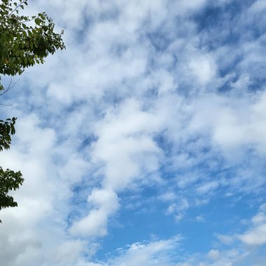 Bulutlu güzel mavi gökyüzü