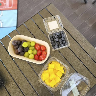 Tahta bir masada taze meyve ve sebzeler.