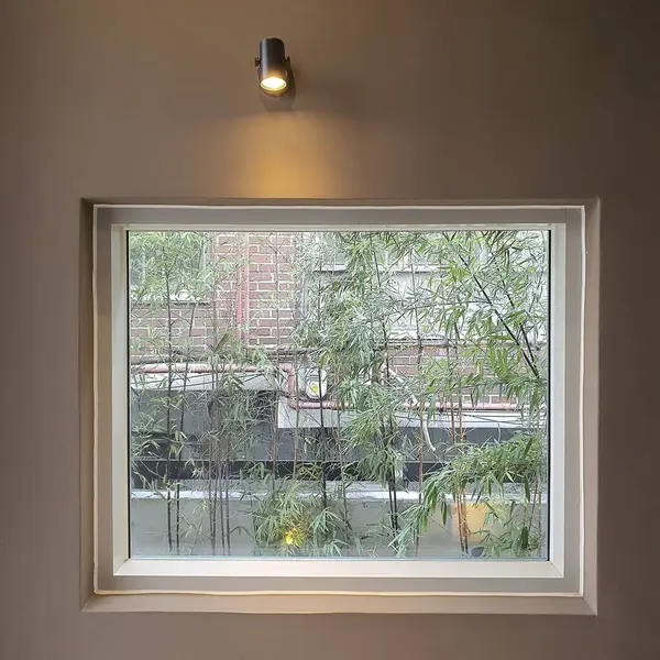 Evin duvarında bir bardak su olan pencere.