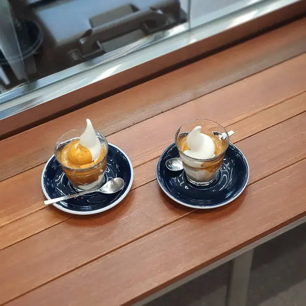 Kahveli dondurma ve ahşap masada kahve.