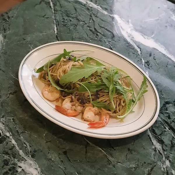 Karides ve soslu spagetti.