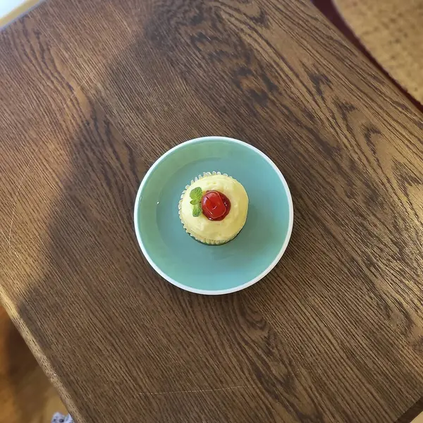 Beyaz arka planda çilekli bir fincan kahve.