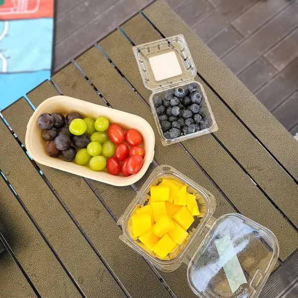 Masada taze meyve ve sebze var.