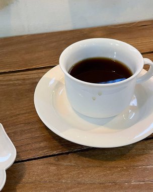 Beyaz arka planı olan bir kahve fincanı.