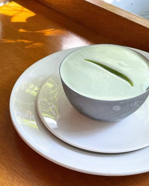 Bir fincan çay, bir kaşık ve bir bardak süt.