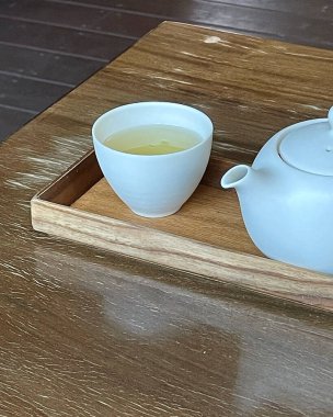 Bir fincan çay iç.