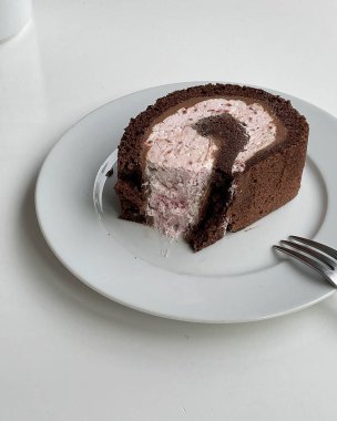 Kremalı çikolatalı pasta.