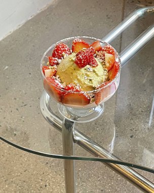 Masadaki cam kasede bir tatlı.